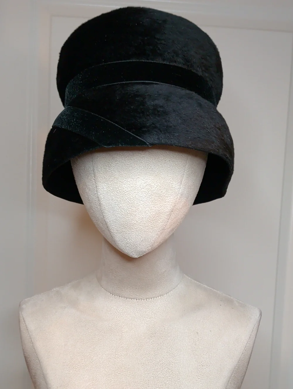 Vintage 50s Musketeer Hat Black Fur Cloche Bucket Style Ribbon SZ 22